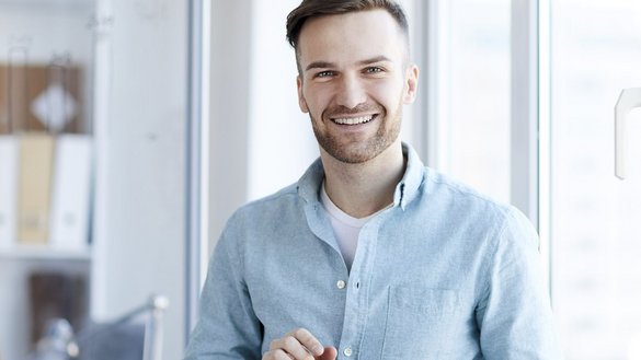 Ein Mann in einem Buero