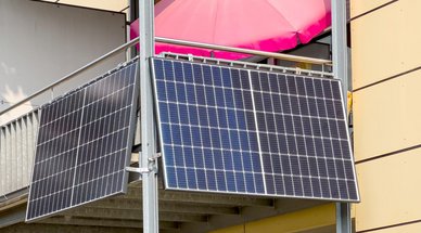 Moderne PV-Anlage als Balkonkraftwerk am Balkon eines Wohnhauses