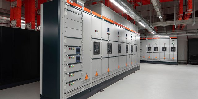 Industrieverteiler in einer Halle