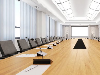 Ein Konferenzraum mit Datentechnik.